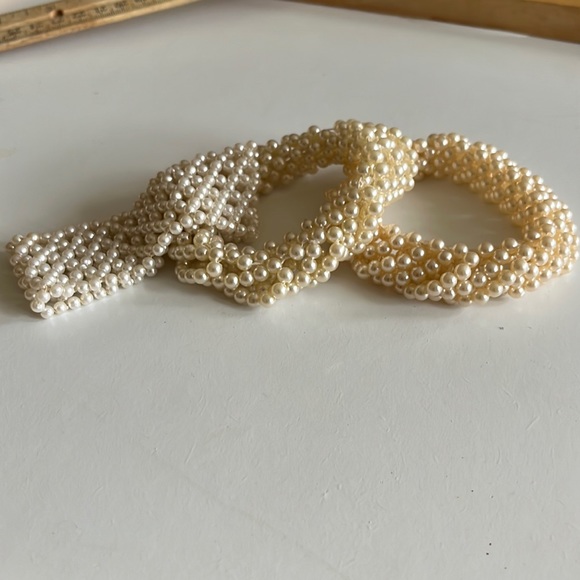 Vintage Jewelry - A trio of pearls stretch bracelets